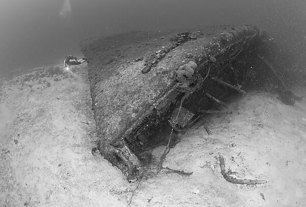 Taucher am Bug der USS Anderson