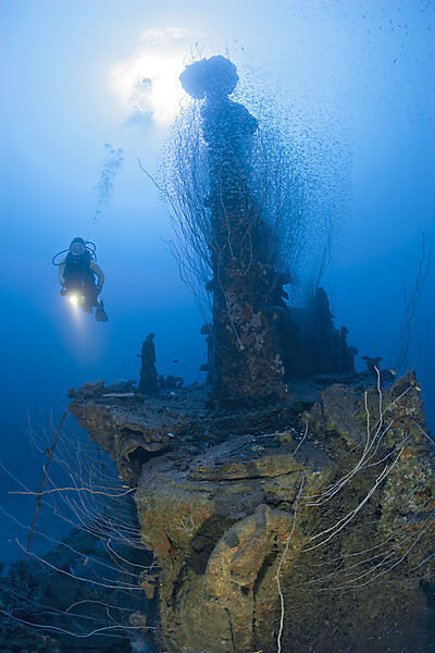 Taucher am Turm des U-Bootes USS Apogon