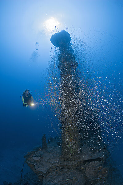 Taucher am Turm des U-Bootes USS Apogon