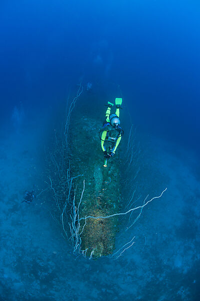 Taucher ueber Bug des U-Bootes USS Apogon