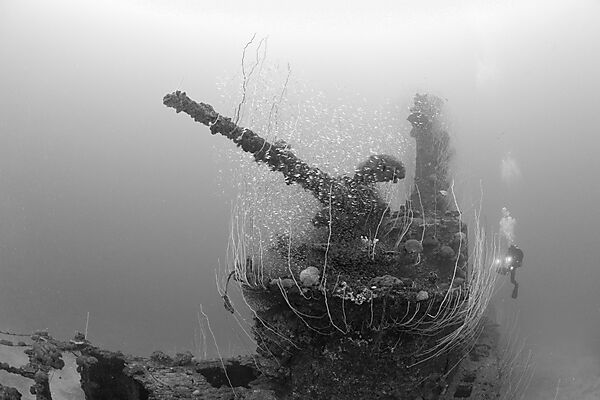 Taucher am 5-Zoll-Geschuetz des U-Bootes USS Apogon