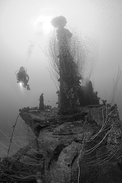 Taucher am Turm des U-Bootes USS Apogon