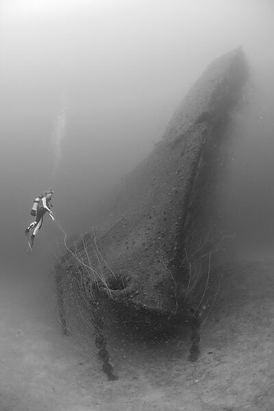 Taucher am Bug der USS Arkansas