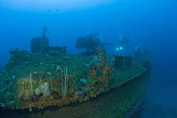 Taucher ueber Deck der USS Carlisle