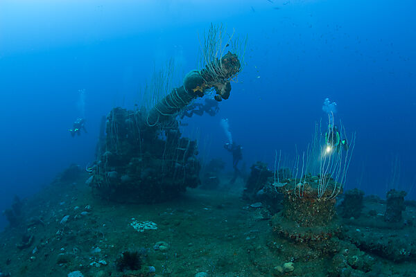 Deck der USS Carlisle mit 5-Zoll Geschuetz und Tauchern
