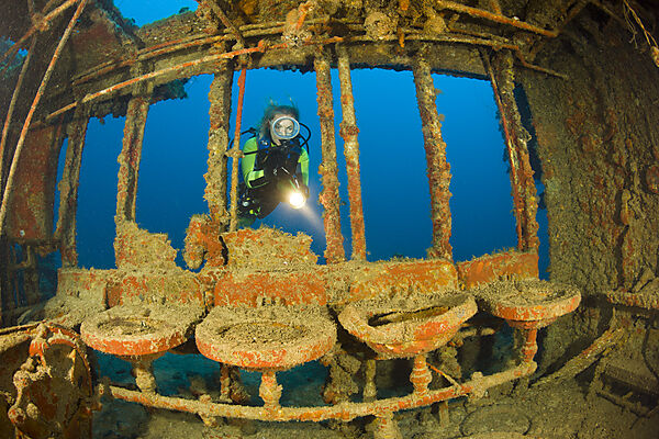 Taucher am Waschraum des Zerstoerers USS Lamson