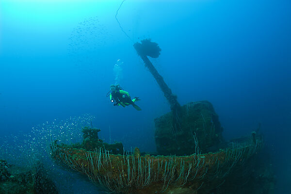 Taucher am 5-Zoll Geschuetz der USS Lamson