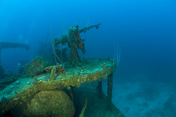 Flugabwehr Geschuetz auf Zerstoerer USS Lamson