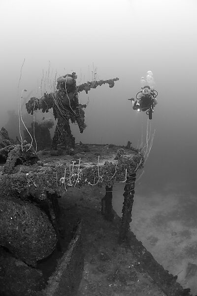 Taucher und Flugabwehr Geschuetz auf Zerstoerer USS Lamson