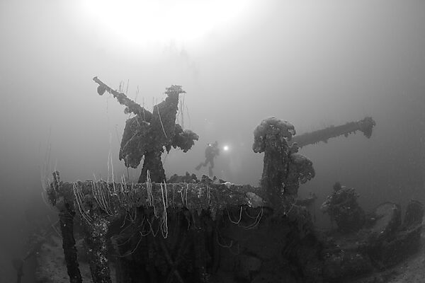 Flugabwehr Geschuetze auf Zerstoerer USS Lamson