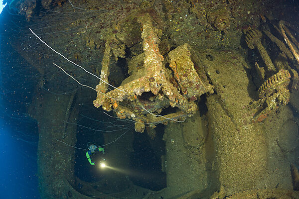 Tauchen am japanischen Schlachtschiff HIJMS Nagato