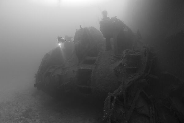 Taucher an der Bruecke der HIJMS Nagato