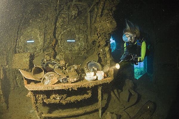 Taucher findet Geschirr und Artefakte in der Bruecke der USS Saratoga