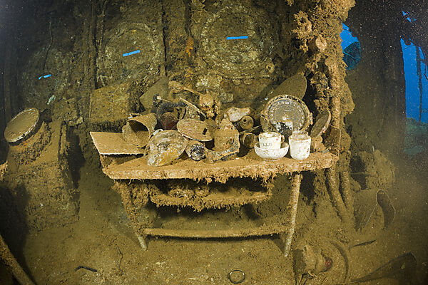 Geschirr und Artefakte in der Bruecke der USS Saratoga