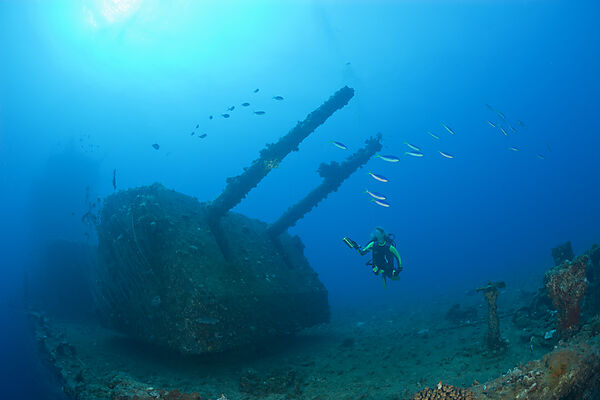 Taucher und 8-Zoll Zwillings-Geschuetz auf USS Saratoga