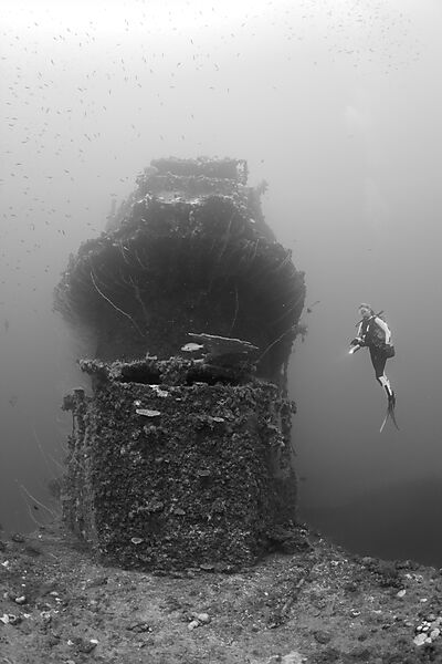 Taucher an der Bruecke des Flugzeugtraeger USS Saratoga