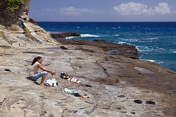 Touristin auf den Chinawall Felsen am Kawaihoa Point