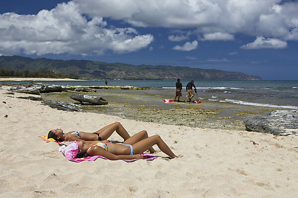 Touristen am Strand von Haleiwa Beach Park