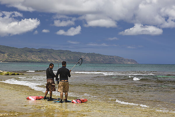 Fischer am Strand von Haleiwa Beach Park