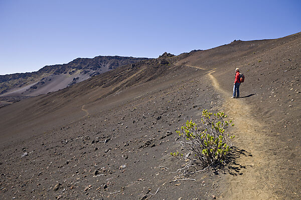 Touristin im Krater des Haleakala Vulkan