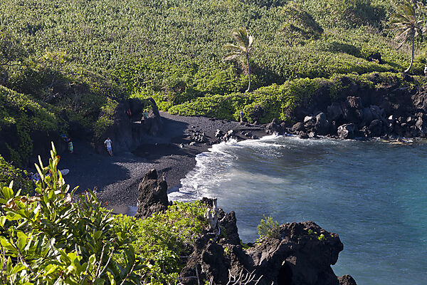Schwarzer Strand im Waianapanapa State Park an der Strasse nach Hana