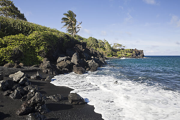 Schwarzer Strand im Waianapanapa State Park an der Strasse nach Hana