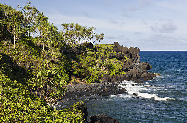 Schwarzer Strand im Waianapanapa State Park an der Strasse nach Hana