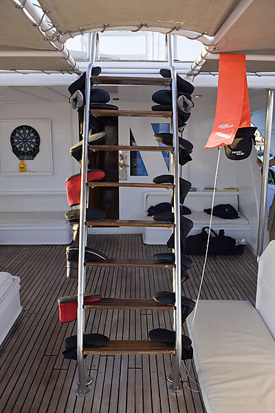 Neoprenschuhe trocken auf Treppe von Safariboot