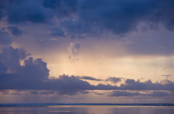 Regenwolken ueber dem Meer