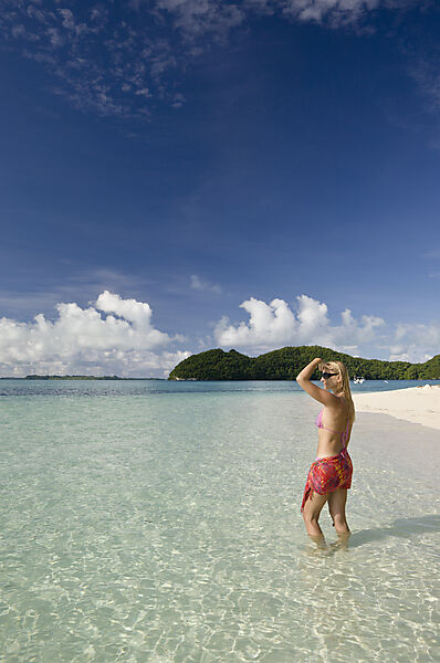 Touristin am Long Beach in den Rock Islands