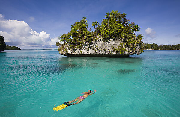 Inselwelt von Palau und Schnorchlerin