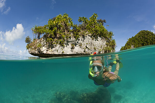 Frau schnorchelt in Palau