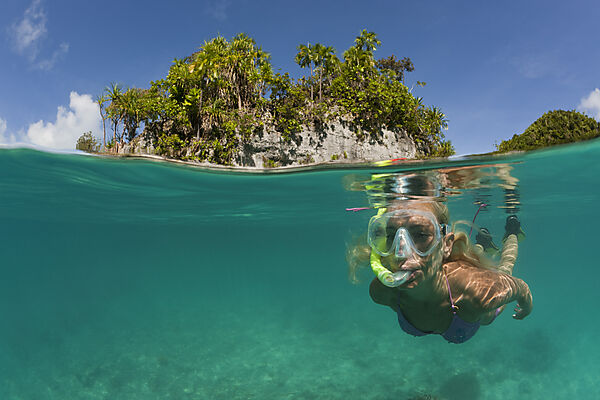 Frau schnorchelt in Palau