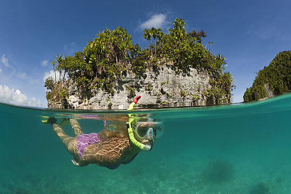 Frau schnorchelt in Palau