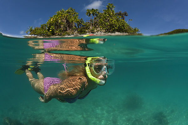 Frau schnorchelt in Palau