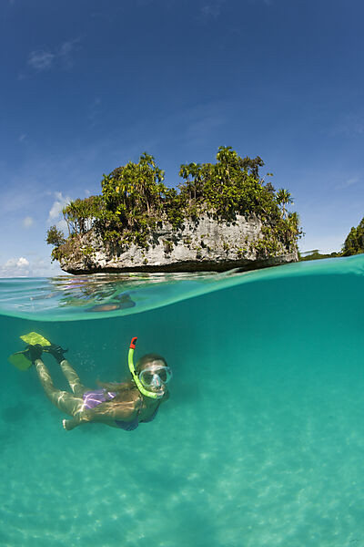 Frau schnorchelt in Palau