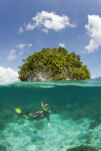 Touristin schnorchelt in Palau
