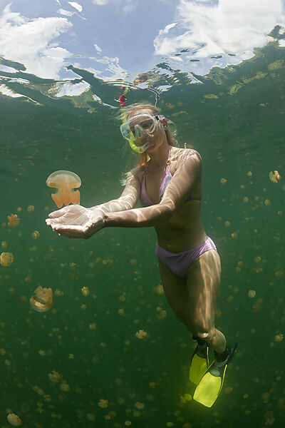 Frau in Quallensee