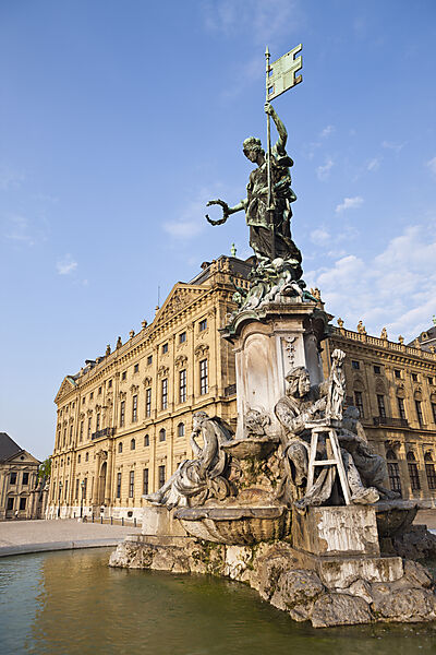 Wuerzburger Residenz mit Frankonia-Brunnen