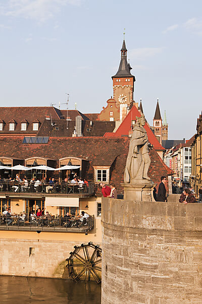 Alte Mainbruecke in Wuerzburg mit Kiliansdom und Rathaus