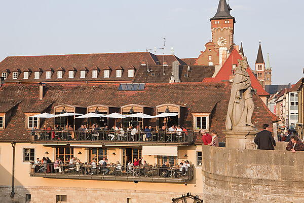 Alte Mainbruecke in Wuerzburg mit Kiliansdom und Rathaus
