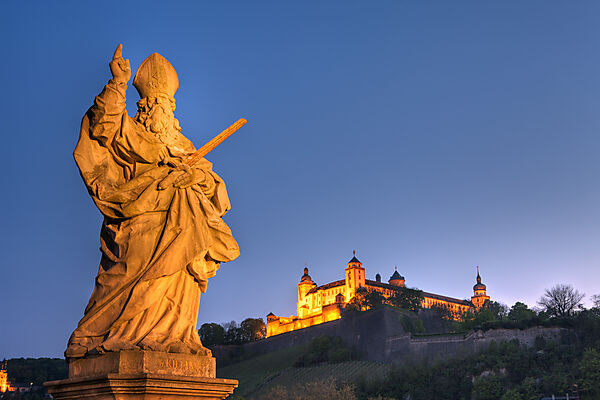 Heiligenfigur auf Alte Mainbruecke mit Blick auf Festung Marienberg