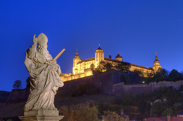 Heiligenfigur auf Alte Mainbruecke mit Blick auf Festung Marienberg
