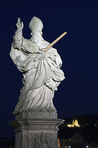 Heiligenfigur auf Alte Mainbruecke