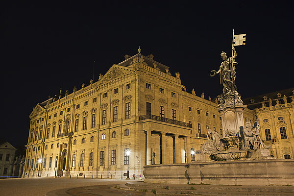 Wuerzburger Residenz mit Frankonia-Brunnen
