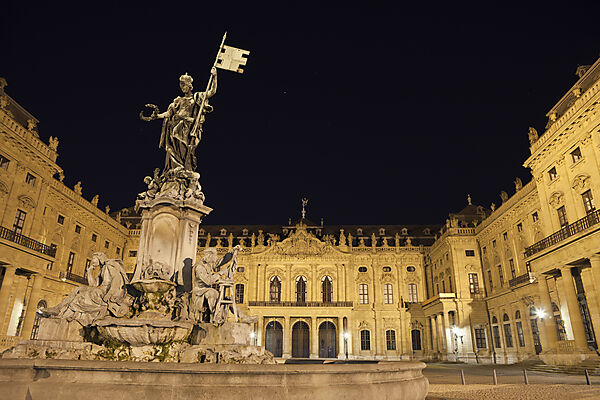 Wuerzburger Residenz mit Frankonia-Brunnen