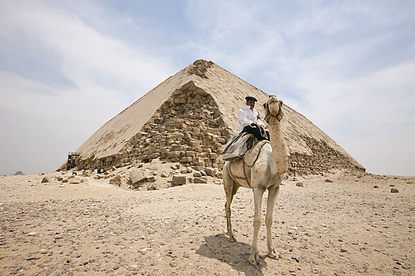 Polizist auf Kamel neben Knickpyramide des Pharao Snofru