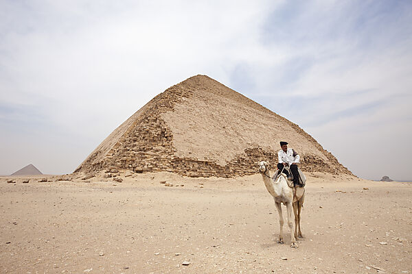 Polizist auf Kamel neben Knickpyramide des Pharao Snofru