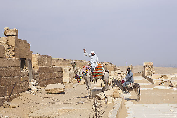 Aegypter vor einer Mastaba bei Stufenpyramide Sakkara des Pharao Djoser