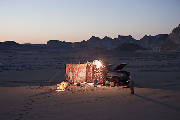 Tourists overnight with Jeep in White Desert National Park